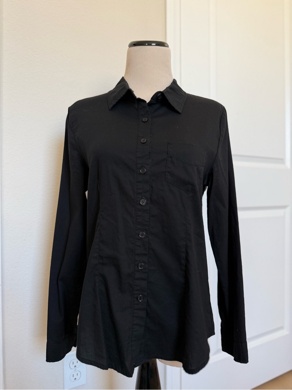 Basic Black Long-Sleeve Button-Up Dress Shirt Size M